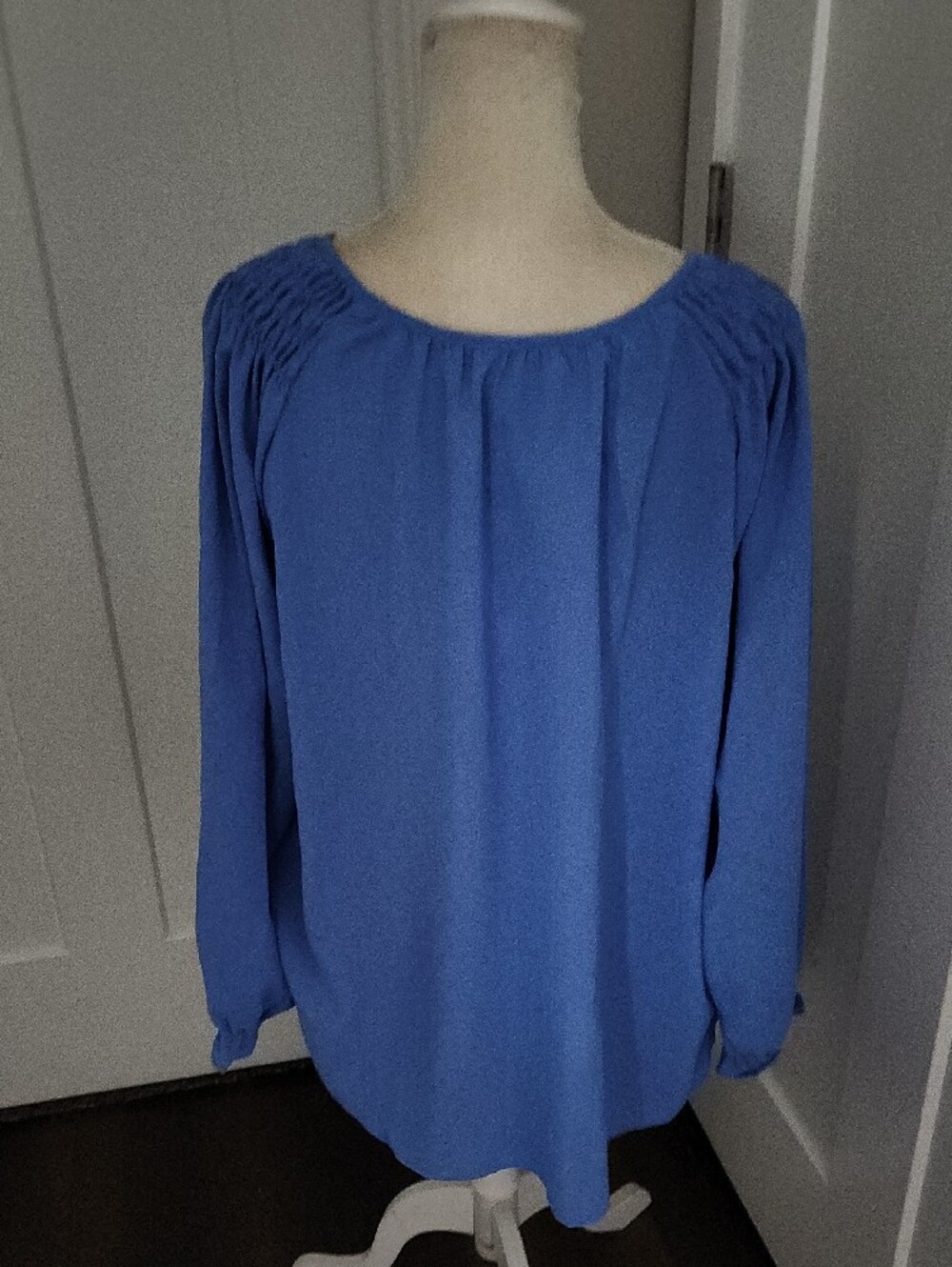 NWT Jessica Simpson Royal Blue Gathered-Shoulder Long Sleeve Blouse - Picture 4 of 6